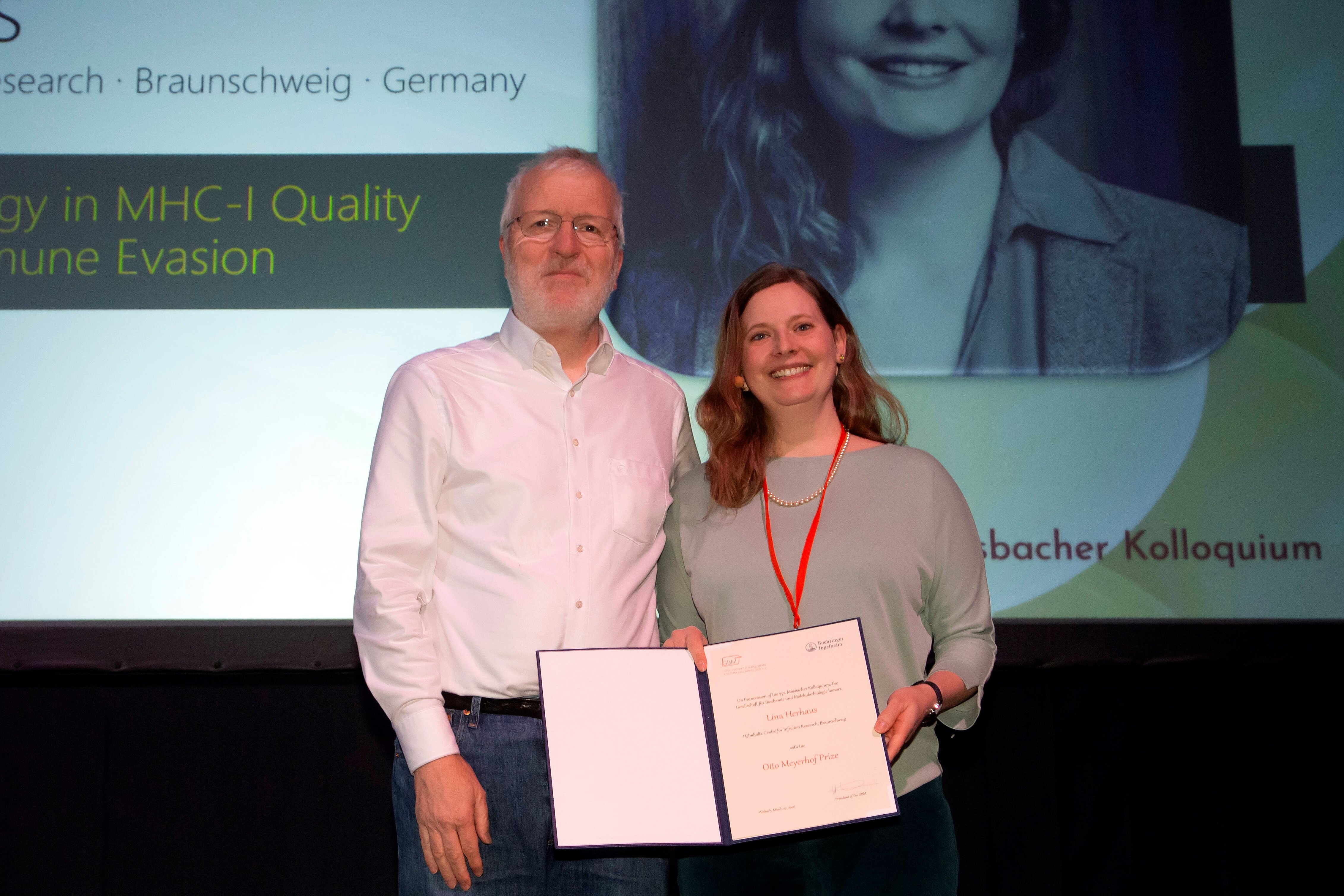 Ein Mann und eine Frau, die eine Urkunde hält