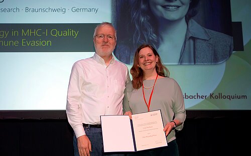 Ein Mann und eine Frau, die eine Urkunde hält