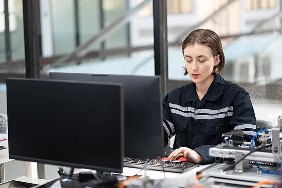  Frau arbeitet at Computer