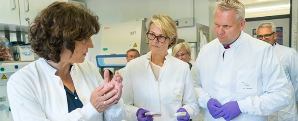 HZI-Forscherin Susanne Häußler mit Bundesministerin Anja Karliczek und Minister Björn Thümler. 