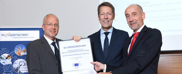 Jean-Eric Paquet (rechts), Leiter der Generaldirektion Forschung und Innovation der EU-Kommission, überreicht die ERIC-Plakette an Staatssekretär Georg Schütte und Wolfgang Fecke (links), den Generaldirektor von EU-OPENSCREEN. 