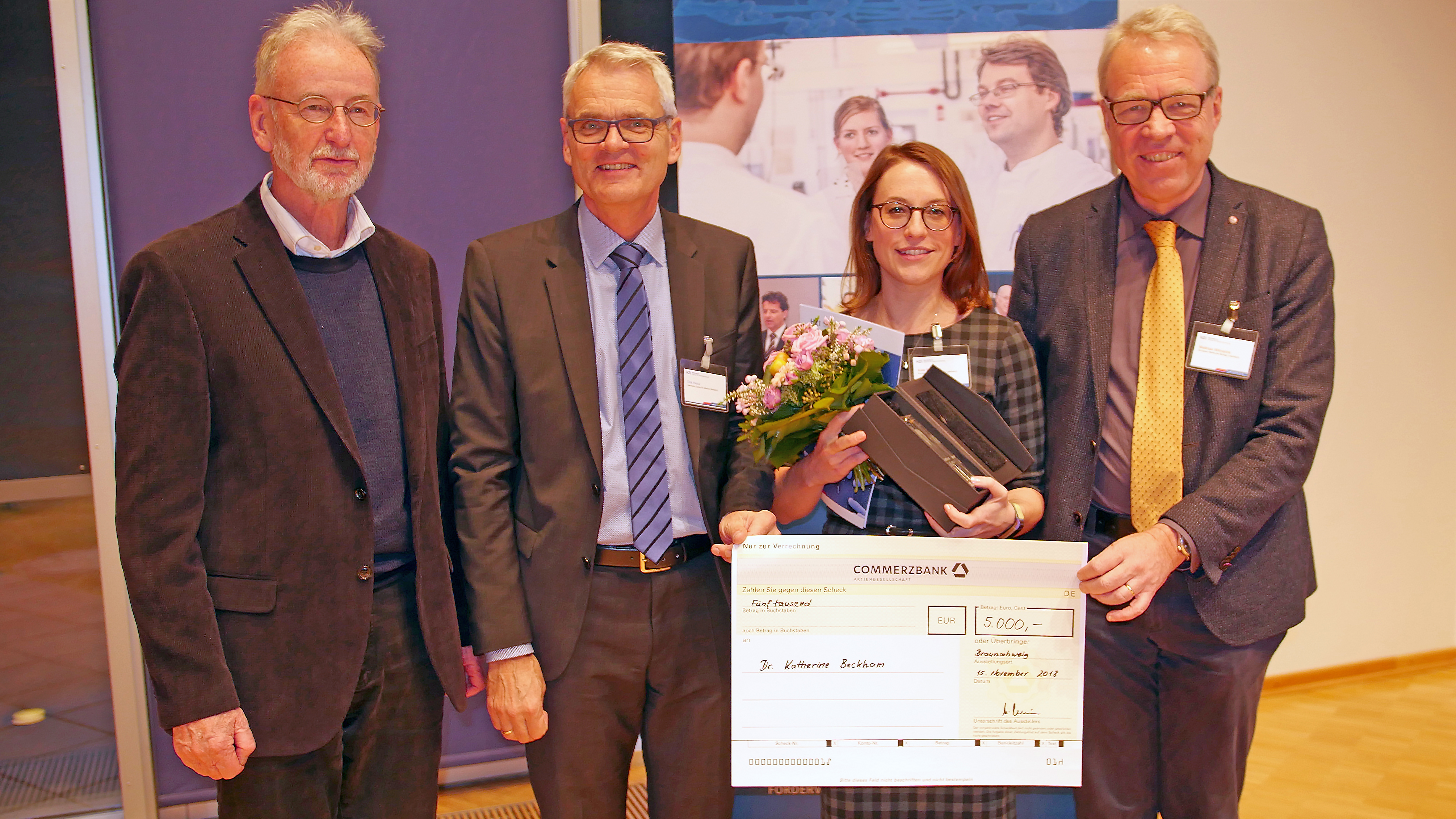 Dr. Katherine S.H. Beckham, Trägerin des diesjährigen Jürgen-Wehland-Preises, mit (v.l.) Prof. Hansjörg Hauser vom Förderverein des HZI, Prof. Dirk Heinz und Prof. Matthias Wilmanns