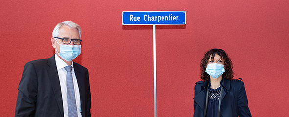 Prof. Dirk Heinz, wissenschaftlicher Geschäftsführer des HZI, und Prof. Emmanuelle Charpentier, Nobelpreisträgerin für Chemie 2020 