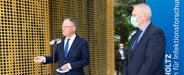 Niedersächsischer Ministerpräsident Stephan Weil und Minister Björn Thümler besuchen das Helmholtz-Zentrum für Infektionsforschung. 